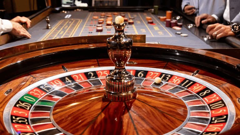 Live Dealer Baccarat ဂိမ်းတွင် ကစားသမားများ ပါဝင်ကစားနေသောမြင်ကွင်း
