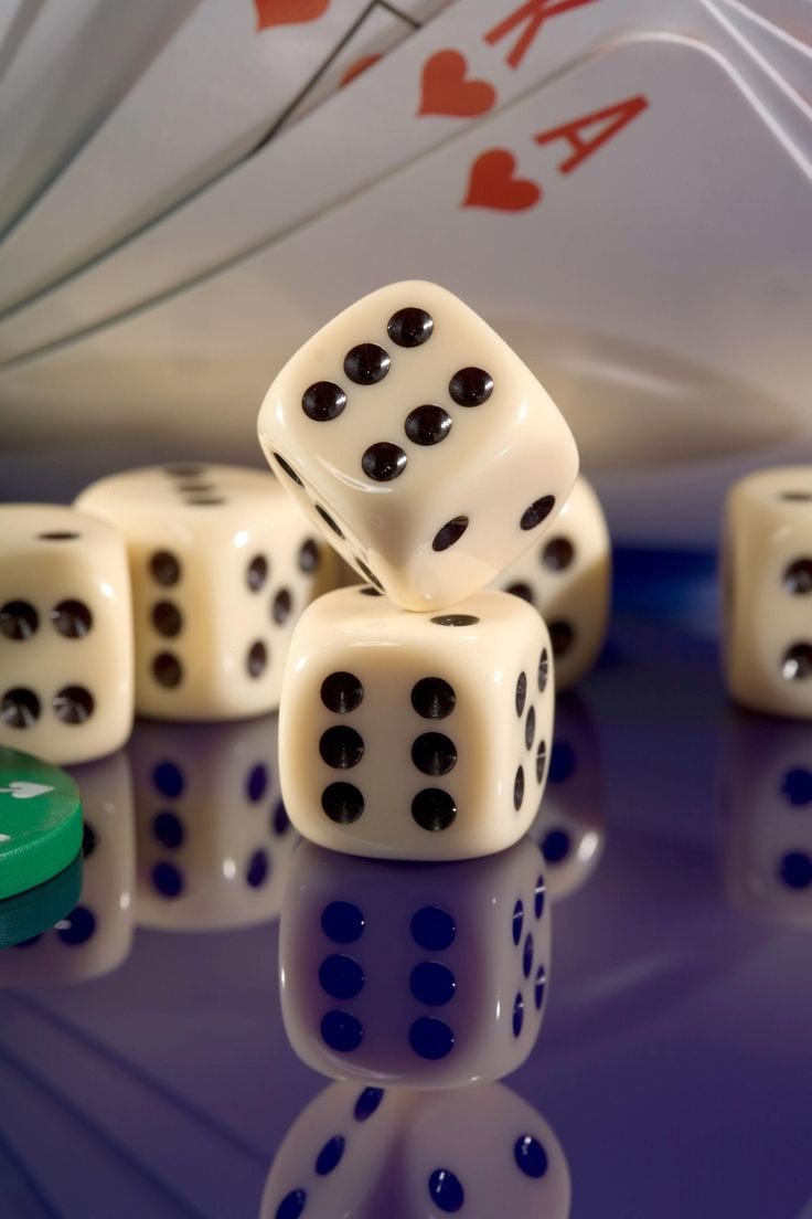မြန်မာ Slot ကစားသမားများ Mobile ဖြင့် Online Slots ကစားနေသောမြင်ကွင်း